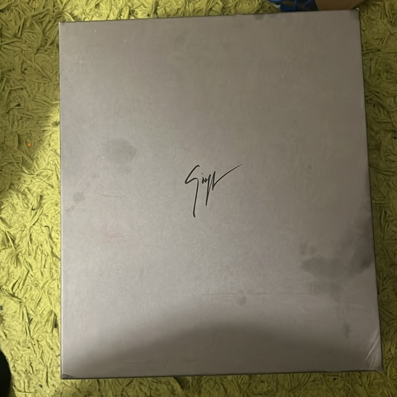 Giuseppe Zanotti sneakers ru70014 $795.00 price tag on the box - Picture 8 of 9